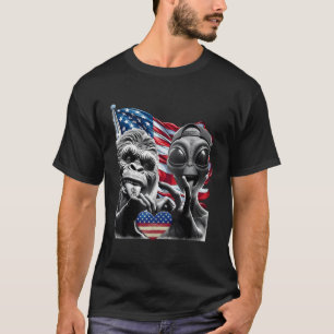 Bigfoot Sasquatch Alien Lovefest Liebe Handzeichen T-Shirt