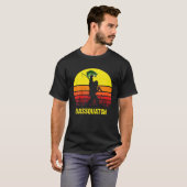 Bigfoot Sasquatch Bassquatch Funny Funny Fishing T-Shirt (Vorne ganz)