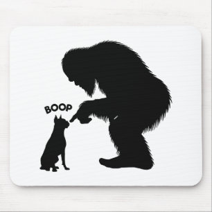 Bigfoot Sasquatch Boxer Hund Nase Boop Mousepad