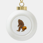 Bigfoot Sasquatch Carry Beängstigend Pumpkin T Shi Keramik Kugel-Ornament (Vorderseite)