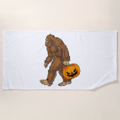 Bigfoot Sasquatch Carry Beängstigend Pumpkin T Shi Strandtuch (Vorderseite)