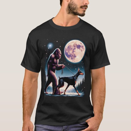 Bigfoot Sasquatch Doberman Walking Dog Lover Moon T-Shirt (Vorderseite)