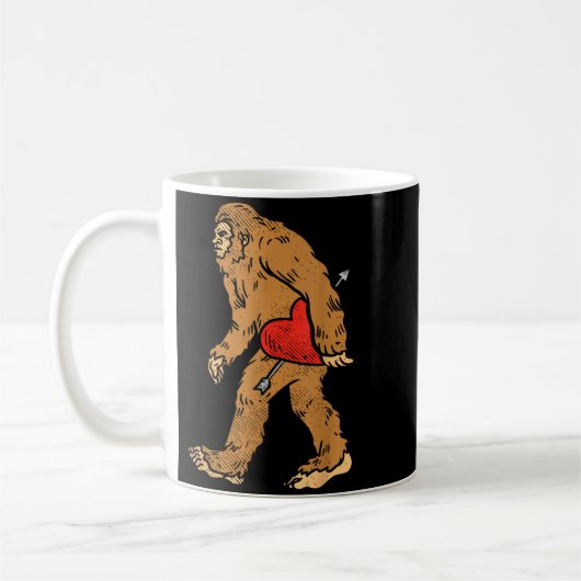 Bigfoot Sasquatch Heart With Arrow Funny Valentine Kaffeetasse (Links)