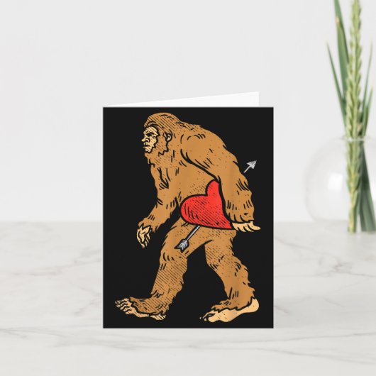 Bigfoot Sasquatch Heart With Arrow Funny Valentine Karte (Vorderseite)