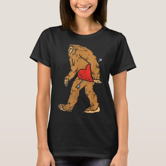 Bigfoot Sasquatch Heart With Arrow Funny Valentine T-Shirt (Vorderseite)
