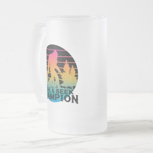 Bigfoot Sasquatch Hide & Seek Champion Mattglas Bierglas (Vorderseite Links)