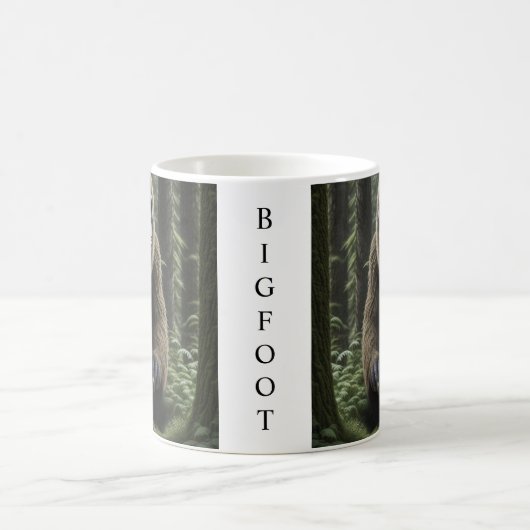 Bigfoot Sasquatch im Wald Kaffeetasse (Mittel)
