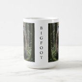 Bigfoot Sasquatch im Wald Kaffeetasse (Mittel)