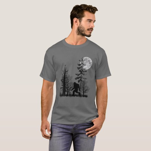Bigfoot Sasquatch im Wald mit Mond versteckt T-Shirt (Vorne ganz)