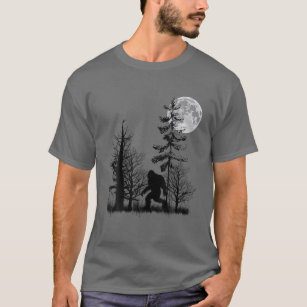 Bigfoot Sasquatch im Wald mit Mond versteckt T-Shirt