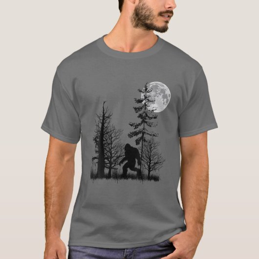 Bigfoot Sasquatch im Wald mit Mond versteckt T-Shirt (Vorderseite)