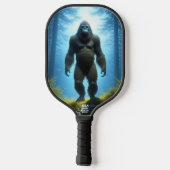 Bigfoot Sasquatch im Wald Pickleball Schläger (Rückseite)