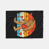 Bigfoot Sasquatch Retro Heart Funny Valentines Day Fleecedecke (Vorderseite (Horizontal))