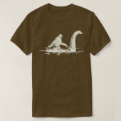 Bigfoot Sasquatch Riding The Loch Ness Monster Fun T-Shirt (Design vorne)