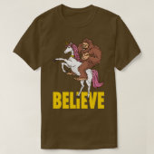 Bigfoot Sasquatch Riding Unicorn Einhorn Geschenk T-Shirt (Design vorne)