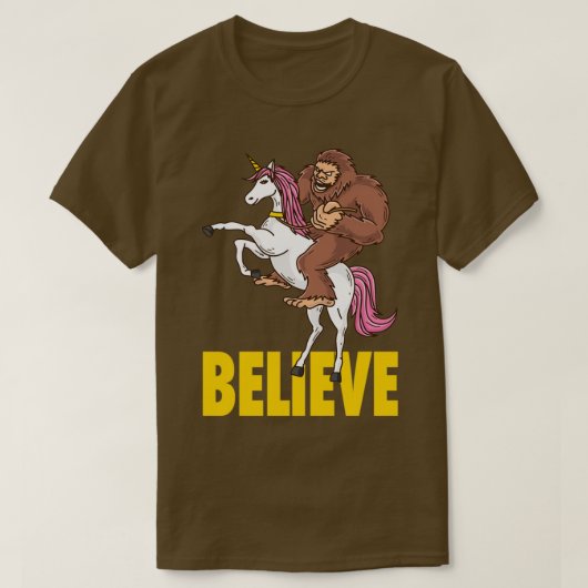 Bigfoot Sasquatch Riding Unicorn Einhorn Geschenk T-Shirt (Design vorne)