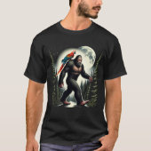 Bigfoot Sasquatch Scarlet Macaw Parrot Eigentümer T-Shirt (Vorderseite)