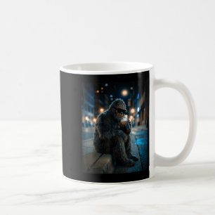 Bigfoot Sasquatch trinkt eisgekühlten Kaffee lusti Kaffeetasse
