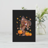 Bigfoot Sasquatch Türkei Pumpkin Happy Thanksgivin Einladung (Stehend Vorderseite)