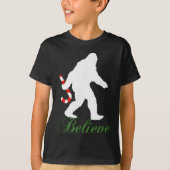 Bigfoot Sasquatch Yeti Believe Candy Cane Christma T-Shirt (Vorderseite)