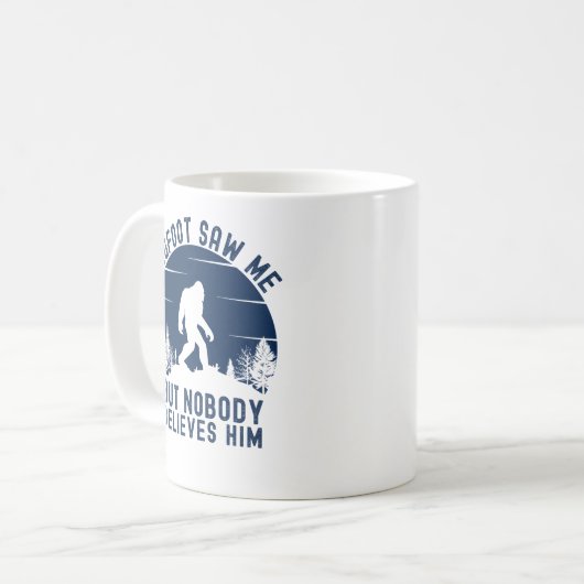 Bigfoot Saw me but nobody believes him funny Kaffeetasse (Vorderseite Links)