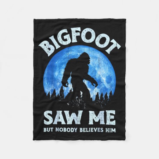 Bigfoot Saw Me But Nobody Believes Him Funny Sasqu Fleecedecke (Vorderseite)