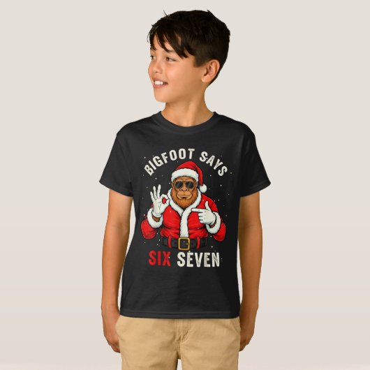 Bigfoot Says Six Seven Funny Christmas 67 Meme Xma T-Shirt (Vorne ganz)
