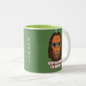 Bigfoot sieht dir das sonnige Camping zu Zweifarbige Tasse (VorderseiteRechts)