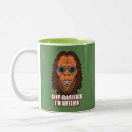 Bigfoot sieht dir das sonnige Camping zu Zweifarbige Tasse