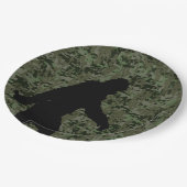 Bigfoot-Silhouette auf Walddigital-Tarnung Pappteller (Schrägansicht)