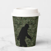 Bigfoot Silhouette auf Woodland Digital Camouflage Pappbecher (Rückseite)