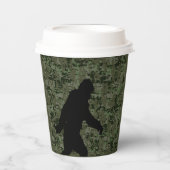 Bigfoot Silhouette auf Woodland Digital Camouflage Pappbecher (Vorderseite)