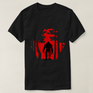 Bigfoot-Silhouette im roten Wald T-Shirt