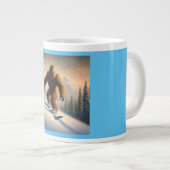 Bigfoot Snowboarding Jumbo-Tasse (Vorderseite Rechts)
