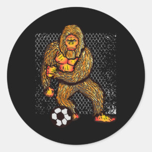 Bigfoot spielt Fußball für Fußballspieler Lustiges Runder Aufkleber