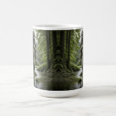 Bigfoot stehend in einem Creek-Cartoon Kaffeetasse (Mittel)