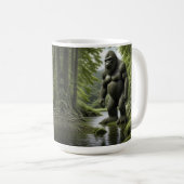 Bigfoot stehend in einem Creek-Cartoon Kaffeetasse (VorderseiteRechts)