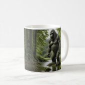 Bigfoot stehend in einem Creek-Cartoon Kaffeetasse (VorderseiteRechts)