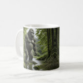 Bigfoot stehend in einem Creek-Cartoon Kaffeetasse (Vorderseite Links)