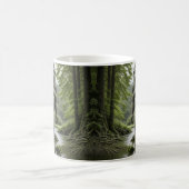 Bigfoot stehend in einem Creek-Cartoon Kaffeetasse (Mittel)