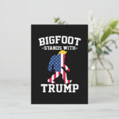Bigfoot steht bei den Wahlen 2024 unter Trump Begleitkarte (Stehend Vorderseite)
