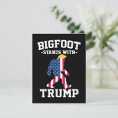 Bigfoot steht bei den Wahlen 2024 unter Trump Dankeskarte (Stehend Vorderseite)
