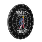 Bigfoot steht bei den Wahlen 2024 unter Trump Dartscheibe (Vorderseite Links)