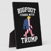 Bigfoot steht bei den Wahlen 2024 unter Trump Fotoplatte (Seite)