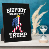 Bigfoot steht bei den Wahlen 2024 unter Trump Fotoplatte (Seite)