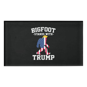 Bigfoot steht bei den Wahlen 2024 unter Trump Namenschild