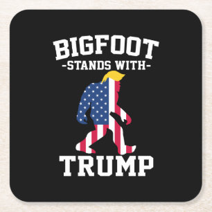 Bigfoot steht bei den Wahlen 2024 unter Trump Rechteckiger Pappuntersetzer