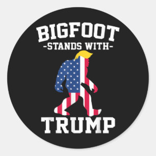 Bigfoot steht bei den Wahlen 2024 unter Trump Runder Aufkleber
