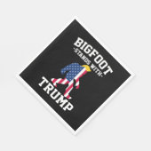 Bigfoot steht bei den Wahlen 2024 unter Trump Serviette (Ecke)