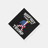 Bigfoot steht bei den Wahlen 2024 unter Trump Serviette (Ecke)